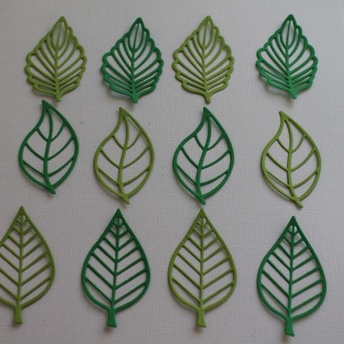 Lot de 12 découpes " feuilles " de différentes couleurs et formes .
