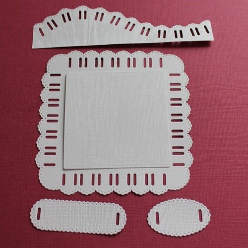 Lot de 5 découpes " napperon carré et etiquettes " couleur blanc .
