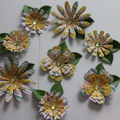 Lot de 8  " fleurs en papier " différentes formes avec feuilles  .