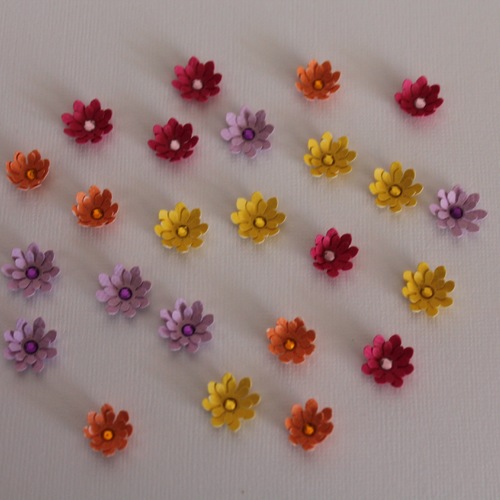 Lot de 24 découpes " petites fleurs printanière " avec cœur en strass .