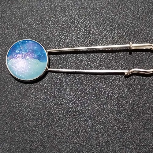 Broche argenté, cabochon peint a la main thème "la mer"