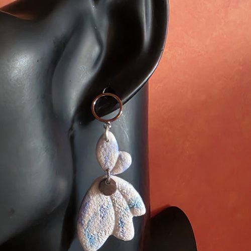 Boucles d'oreilles pendantes aile de papillon effet marbré bleu & blanc