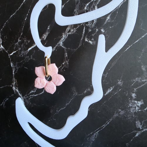 Boucles d'oreille pampille fleur rose poudrée irisé