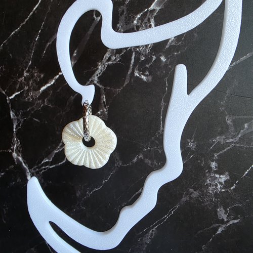 Boucles d'oreille pampille corolle blanches irisées