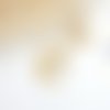 Pendentif lune en laiton doré et son petit myosotis blanc