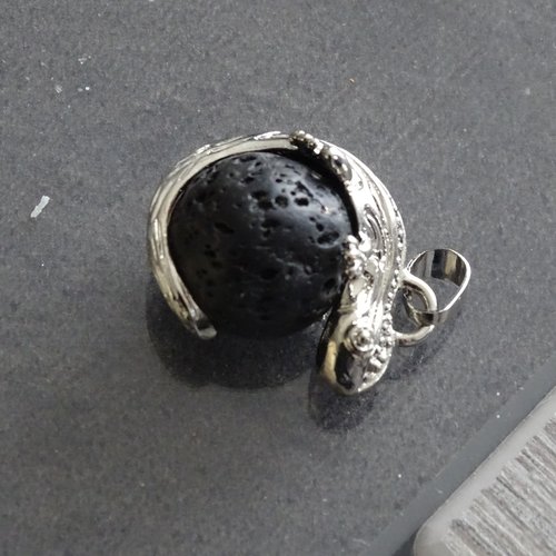 Boule de lezard - pendentif en forme de salamandre avec pierre de lave