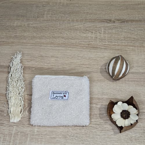 Petite pochette en tissu bouclé