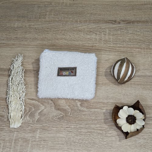 Petite pochette en tissu bouclé