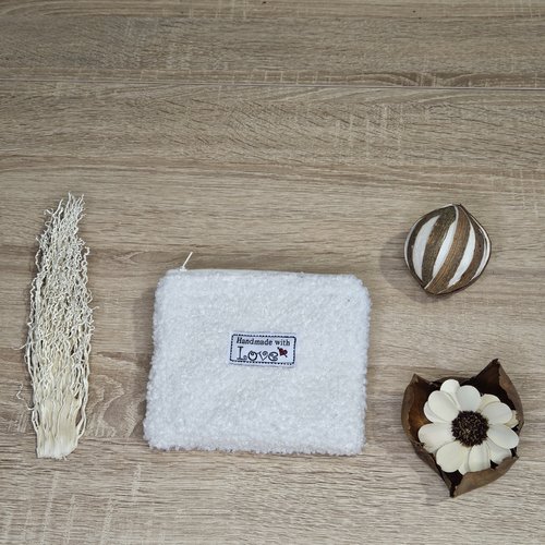 Petite pochette en tissu bouclé