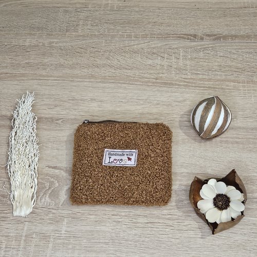 Petite pochette en tissu bouclé