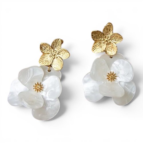 Boucles d'oreilles fleurs acier 304l doré pvd et acrylique blanc nacré 6 cm "cerisier" bijoux femme assembler mains (a901)