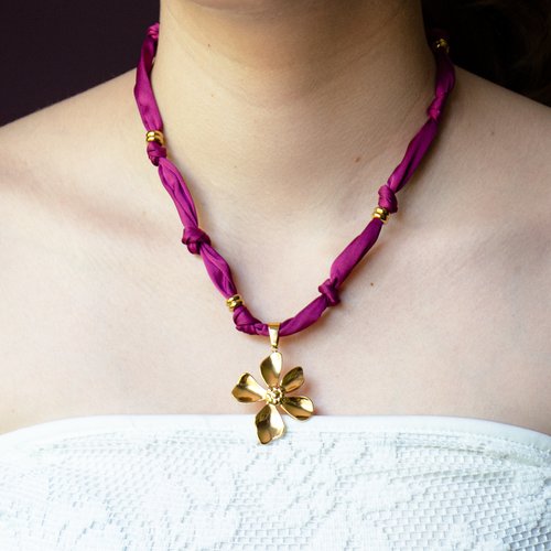 Collier fleur ruban satin prune et acier 316l "fleur de satin" 47 cm bijoux femme assembler mains