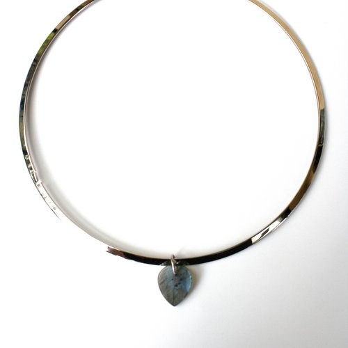 Collier torque acier 316l doré et pierre naturelle labradorite 14.2 cm bijoux femme assembler mains "cœur boréal"