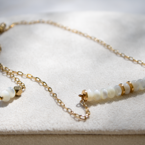 Collier "anaya" code : destock50 acier 316l, nacre et cristal de roche 36 cm bijoux femme assembler mains (a661)
