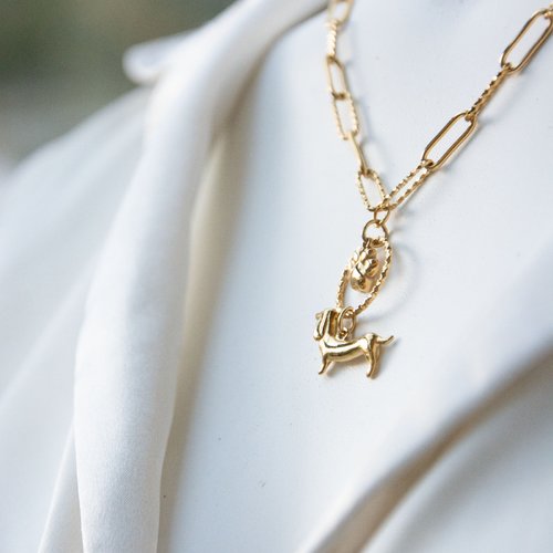 Collier "saucisse adorée" acier 316l doré et pendentif patte 49 cm bijoux femme assembler mains (a877)