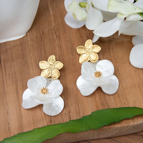 Boucles d'oreilles fleurs acier 304l doré pvd et acrylique blanc nacré 6 cm "cerisier" bijoux femme assembler mains (a901)