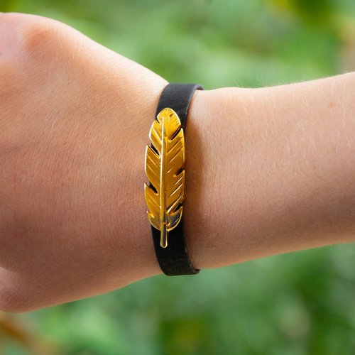 Bracelet liège noir et plume métal doré 18 cm "alia" bijoux femme assembler mains
