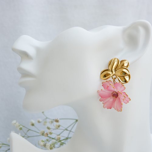 Clous d’oreilles "rosalia" acier 316l doré et fleurs roses 5 cm bijoux femme assembler mains (a839)