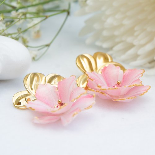 Clous d'oreilles fleurs acier doré pvd cristal et acrylique rose 5 cm "rosalia" bijoux femme assembler mains