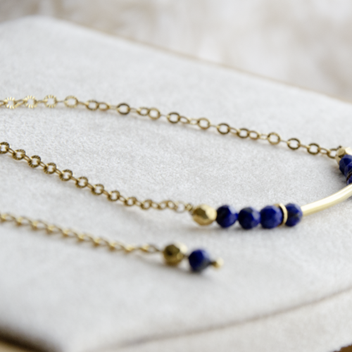 Collier "lapisa" acier inox doré et lapis-lazuli 41 cm bijoux femme assembler mains (a539)