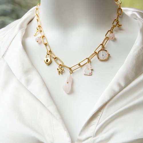 Collier maille trombone acier doré quartz rose et breloques lapin 51 cm "wonderland spirit" bijoux femme assembler mains (a886)