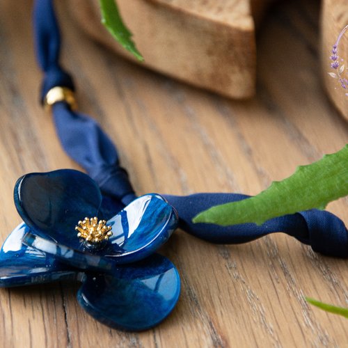 Collier cordon satin bleu roi et pendentif fleur acier doré pvd 47 cm "odyssee bleue" bijoux femme assembler mains