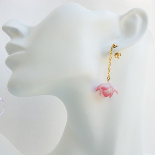 Clous d'oreilles 50 mm acier doré pvd et cristaux autrichiens rose "dharma lotus" bijoux femme assembler mains