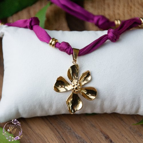 Collier fleur acier 316l et ruban satin prune 47 cm bijoux femme assembler mains "fleur de satin"