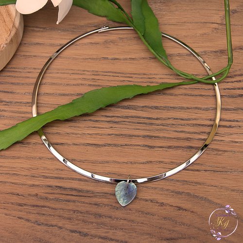 Collier torque acier 316l doré et pierre naturelle labradorite 14.2 cm bijoux femme assembler mains "cœur boréal"