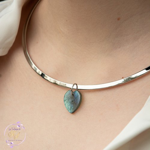 Collier torque labradorite pierre naturelle et acier 316l doré "cœur boréal" 14.2 cm bijoux femme assembler mains