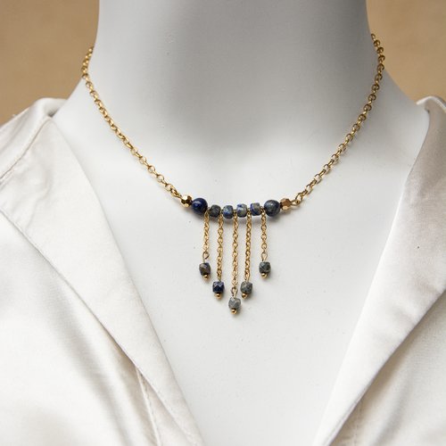 Collier "lucinda" acier inox doré et lapis-lazuli 38 cm bijoux femme assembler mains (a620)