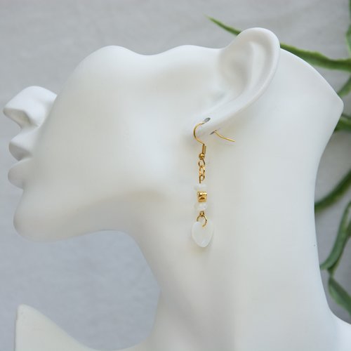 Boucles d’oreilles "bianca" nacre et zamac doré 52 mm bijoux femme assembler mains (a862)