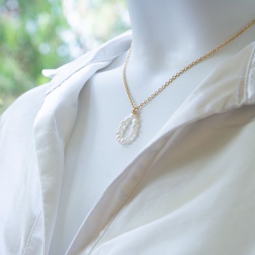 Collier "tessa" or fin et perles d’eau douce 41 cm bijoux femme assembler mains (a836)