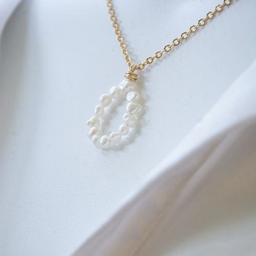 Collier "tessa" doré à l'or fin et perle eau douce 41 cm bijoux femme assembler mains (a836)