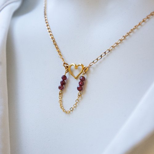 [déstockage -50%] collier "aleena" plaqué or et grenat 43 cm bijoux femme assembler mains (a600)