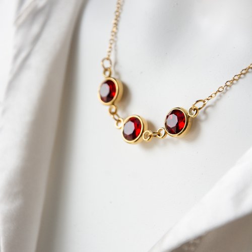 [déstockage -50%] collier "saprina" acier 304 doré et verre rouge 41 cm bijoux femme assembler mains (a763)