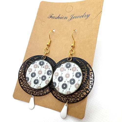 Boucles d'oreilles *louisette* en laiton doré avec pendentifs recouverts de cabochons en résine