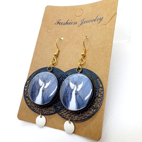 Boucles d'oreilles *anges à la balançoire* avec pendentifs recouverts de cabochons synthétiques
