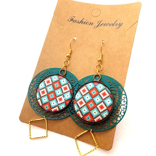 Boucles d'oreilles *marlène* en laiton avec pendentifs recouverts de cabochons en résine