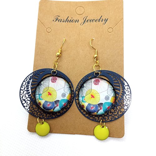 Boucles d'oreilles *lumia* en laiton doré avec pendentifs recouverts de cabochons en résine