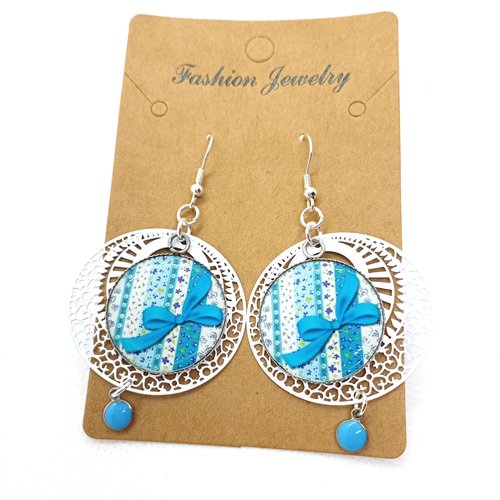 Boucles d'oreilles *liberty* argentées avec pendentifs recouverts de cabochons en résine