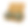 Boucles d'oreilles *chelsea* en laiton doré avec pendentifs recouverts de cabochons en résine