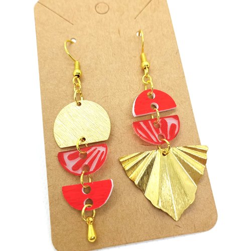 Boucles d'oreilles asymétriques *creamy* en laiton doré avec pendentifs fait main