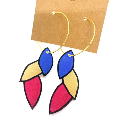 Boucles d'oreilles créoles *assia* en laiton doré avec pendentifs en acrylique *fait main*
