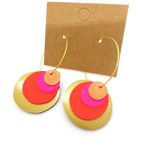 Boucles d'oreilles créoles *goldie* en laiton doré avec pendentifs en acrylique *fait main*