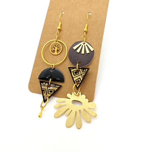 Boucles d'oreilles asymétriques *reilly* en laiton doré avec pendentifs fait main