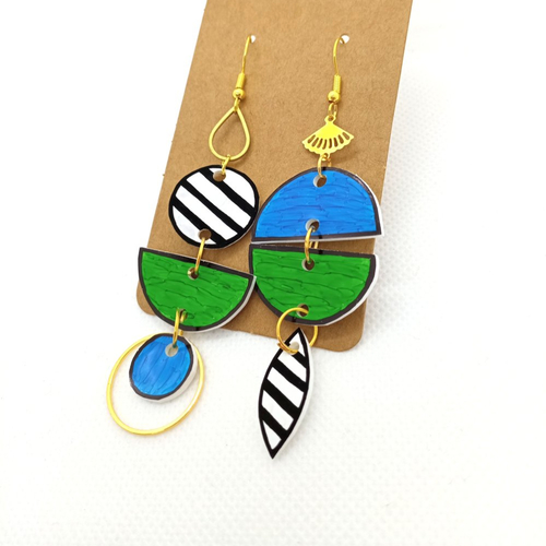 Boucles d'oreilles asymétriques *jenna* en laiton doré avec pendentifs en acrylique fait main