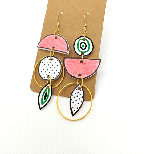 Boucles d'oreilles asymétriques *joséphine* en laiton doré avec pendentifs en acrylique fait main