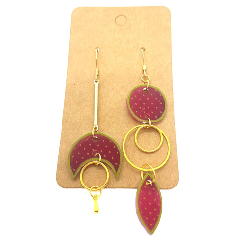 Boucles d'oreilles asymétriques *madeleine* en laiton doré avec pendentifs en acrylique fait main