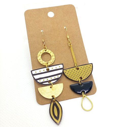 Boucles d'oreilles asymétriques *teri* en laiton doré avec pendentifs en acrylique fait main
